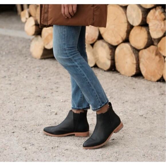 Nisolo Everyday Chelsea Boots Black Leather Pointed Toe Low Stacked Heel Size 7 - Picture 2 of 8